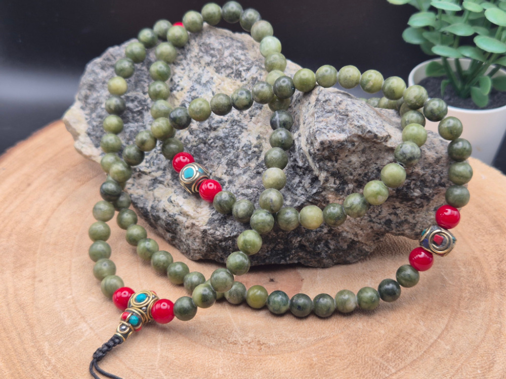 Jade Mala-Kette (Nephrit) in sanften Grüntönen | 108+1 Perlen | ca. 8mm